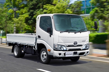 写真はシングルキャブ・2WD・フルジャストロー・木製デッキ・1.6トン積・3.0Lディーゼル車