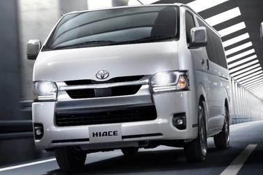 （左）：VAN・2WD・2800ディーゼル・標準ボディ・スーパーGL